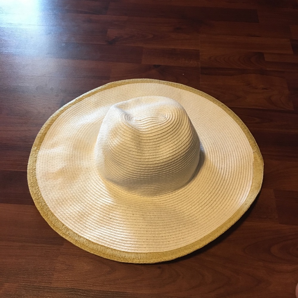 Wide rim sun hat